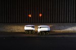 Zwei Lieferroboter fahren auf dem Bürgersteig